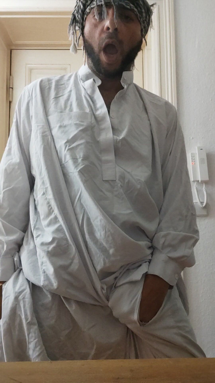 SmokedAlloy2: Na marca, dj-bro excitado vestido como um afegão pervertido