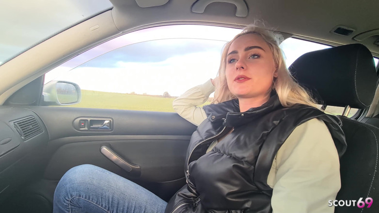Scout69: Une auto-stoppeuse allemande blonde se fait baiser dans la nature...