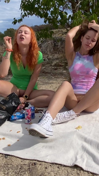 Trashy Piknik na poli. Dvě dívky bez kalhotek se baví
