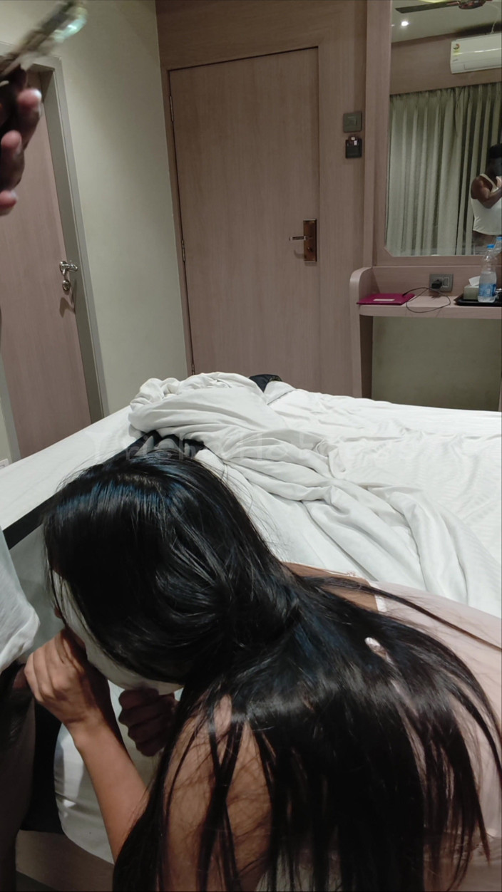 Trisha Hotness: Ma demi-sœur Riya se réveille et taille une pipe à mon...