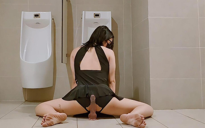 Sassy Jirin: 公衆トイレでディルドに乗る