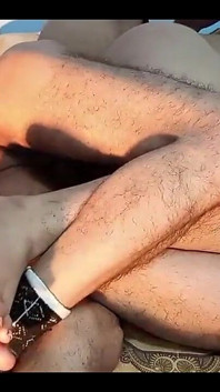 Desi cowgirl s velkým zadkem šuká s indickým mladým klukem ve sprosté hindštině