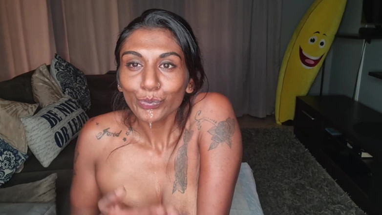 domslutfucker: Desi duduk di sofa drooling saat dia menjulurkan dan menggerayangi...