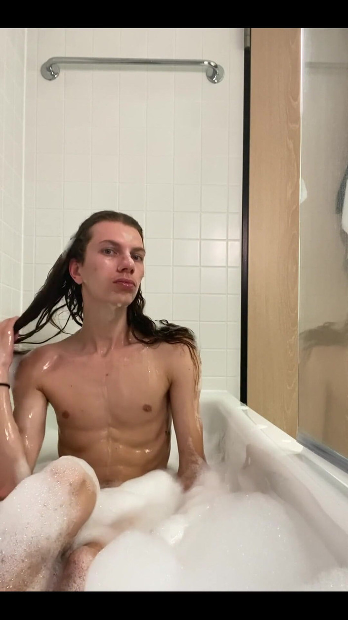 iamtonyrey: Fransız femboy duş alıyor ve randevuya hazır