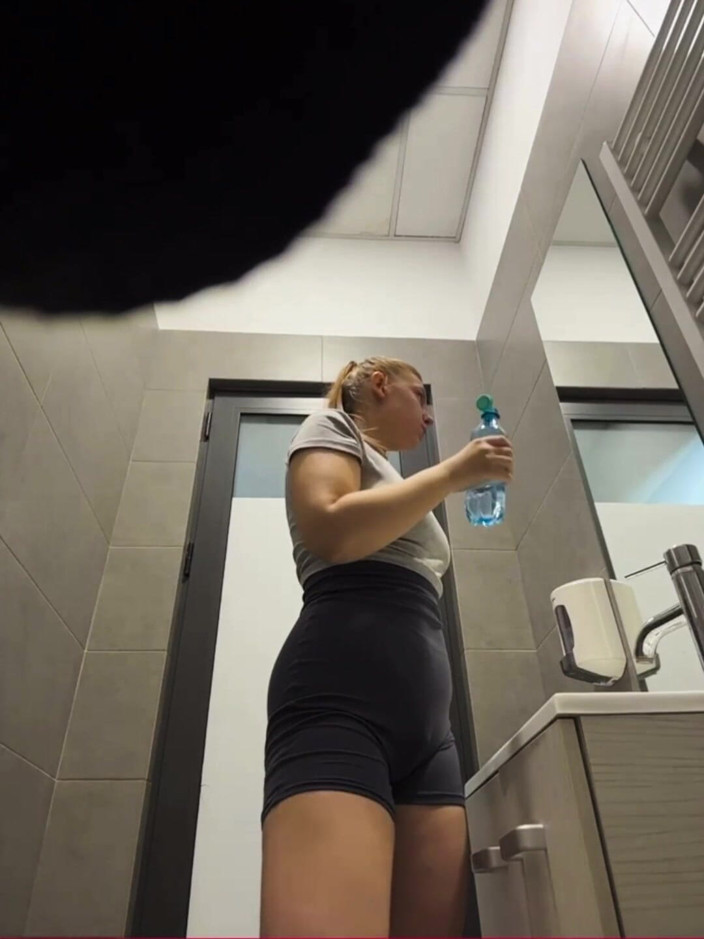 JuiceLussie: Zum ersten mal ficken in der öffentlichen toilette
