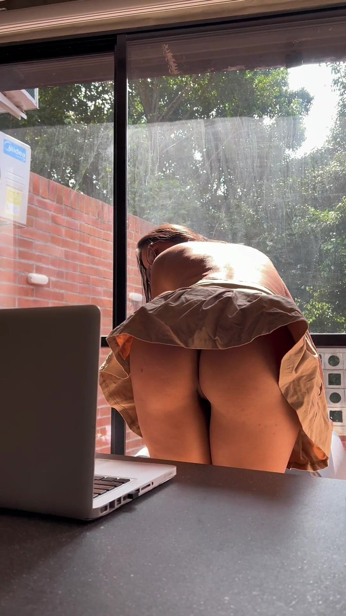 linahenaossx: Panggilan video panas dengan bos saya