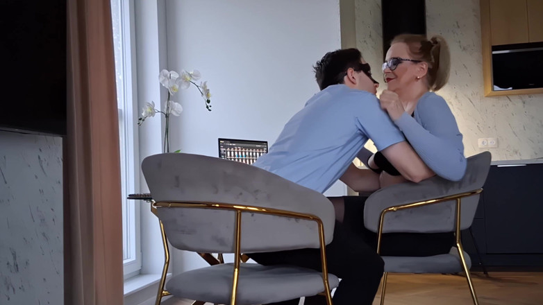 Misses_Jenny: Elle est professeur sexy... Et c’est une vierge timide