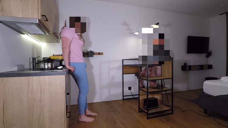 Lucas Nathan King: 在变性人继妹做饭时撸管