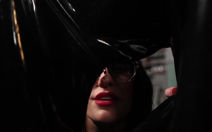 Countess diamond: Confinado en saco de látex en primer plano