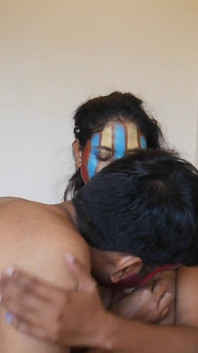 Sexy Rachna transforma Lusty em Hills com cara de serviço de quarto