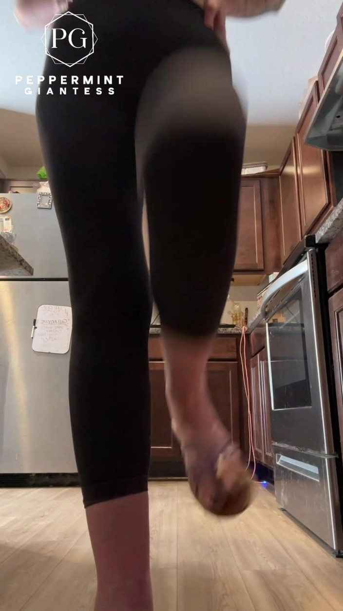 Peppermint Giantess: 6'7 Barefoot Giantess Towers Over Everything at Home! Height Comparisons +...