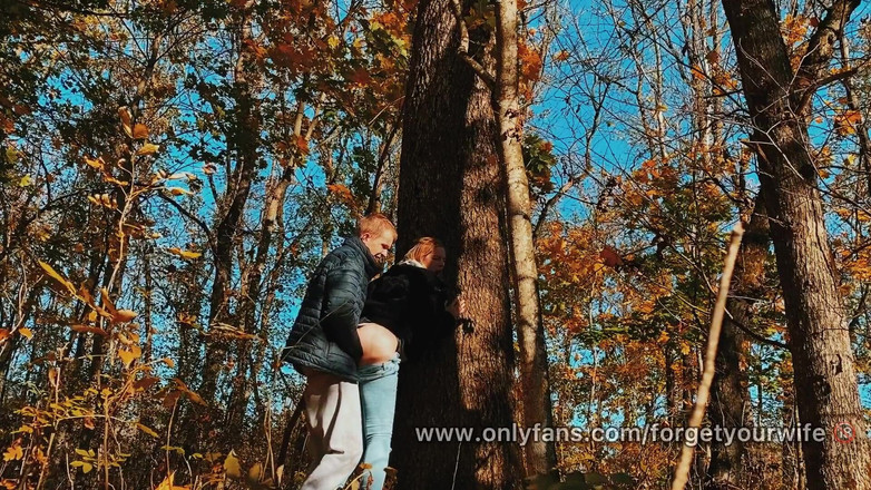 SweetAndFlow: Ošukal krásku s velkým zadkem v lese při chůzi