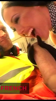 Trio inaspettato con un procace assistente di volo