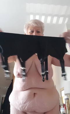Uk Joolz: 试穿那些新的苏西皮带...一如既往的裸体