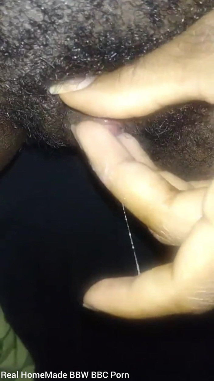 Super sexy ebony cuties: Yakın çekim büyük klitorisli kıllı ıslak amcığımı okşuyor