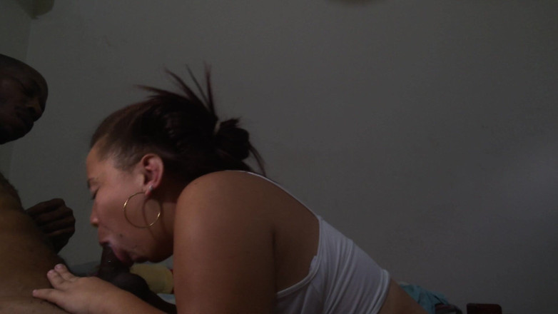 Uncut Lil Midget and Latina Freaky Friends: Enana colombiana con enorme culo de garganta profunda