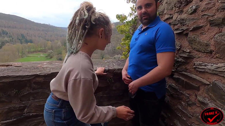 German Fuck Girls: Pubblico! Un Pompino Rischioso Durante Una Gita Al Castello!