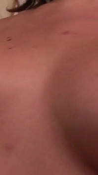 Dos morenas lesbianas que quieren jugar con sus coños y que están ansiosas por el fisting extremo