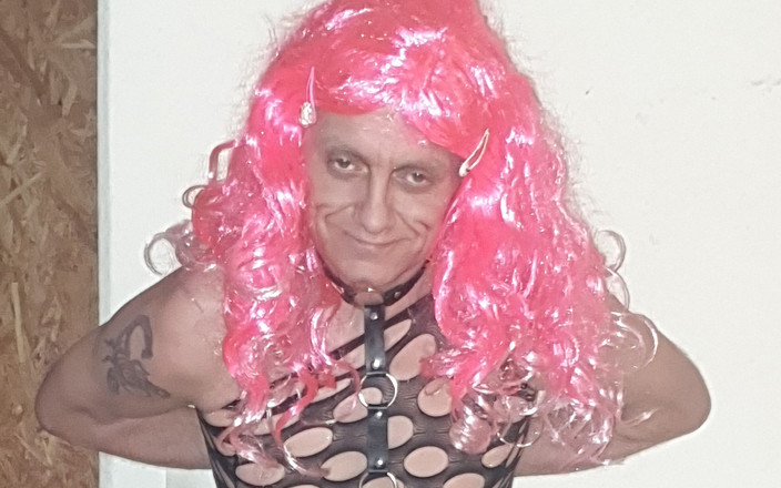 Crossdresser fetish boy: Action avec un plug anal de taille XXL et un...