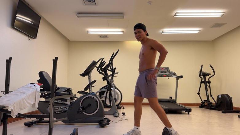 joanraay: Allenarsi nuda nella palestra dell'hotel