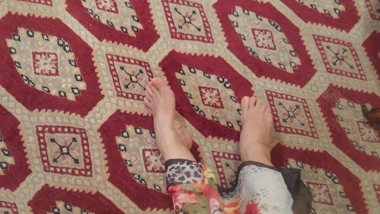 Selena701: 아름다운 금발 성숙한 아내가 소파에서 섹스를 즐긴다