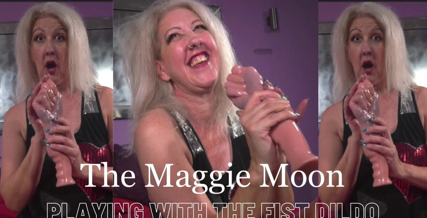 Maggie Moon: Binnenkort beschikbaar. Handdildo. Genieten
