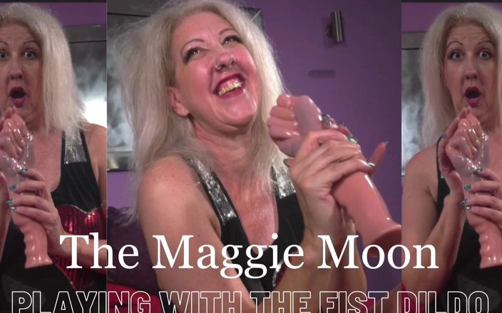 Maggie Moon: Em breve. Dildo da mão. Desfrutar
