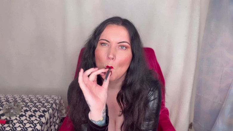 MissFFW: Bayan ffw sigaranın tadını çıkarıyor