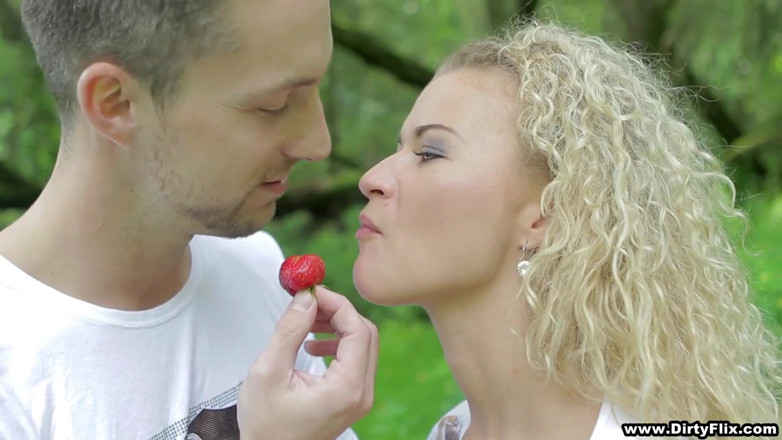 Moms Passions: Ngentot romantis di selimut piknik