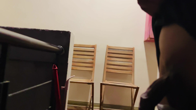 hueikun: Îmi expun penisul preputului pe scările apartamentului. Deschiderea ușii din...
