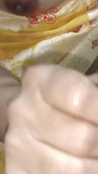 Indiancă desi bhabhi sexy Yallow în sari purtând labă cu ejaculare video