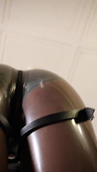Femdom fotdyrkan i latex catsuit