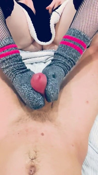 Neodolatelný Outfit: Sportovní Ponožky a Síťované Punčochy