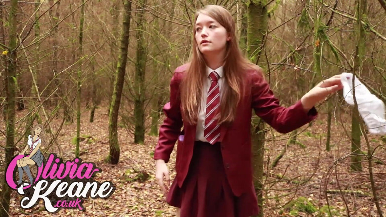Olivia Keane: Студентка використовує shewee, щоб пописати на вулиці