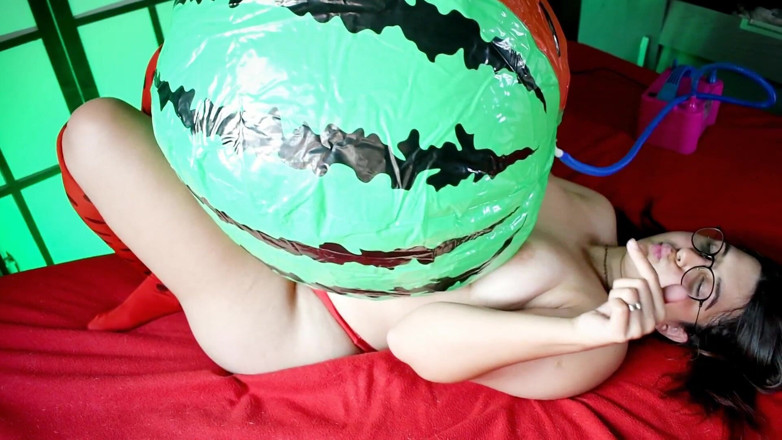 melu_world: Bola de playa de sandía - mamando en el monte deflado -...