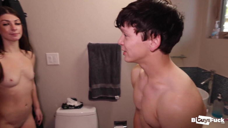 Bi Guys Fuck: Tolong saya kongkek abang awek ini? Cameron Jones memerlukan bantuan...