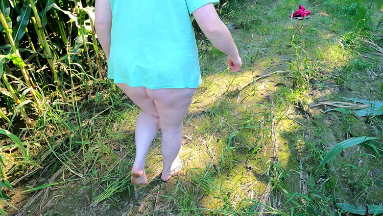 Bouncy Tits Action: Helt naken i majsfältet slagen brösten