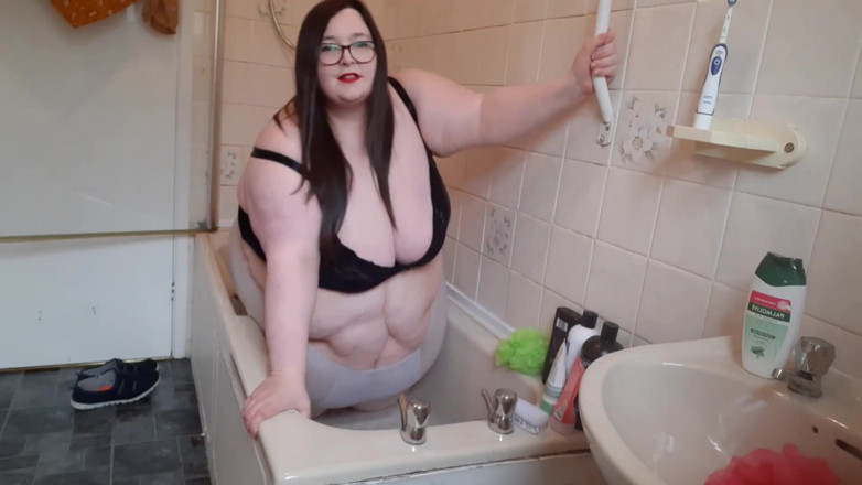 SSBBWLadyBrads: SSBBW badezeit kämpft, fast stecken geblieben