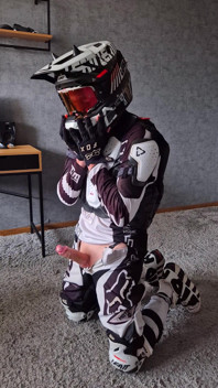 Kåt motocrosser biker skjuter sig själv till kanten, kunde inte hjälpa sig själv, slutade 2 gånger