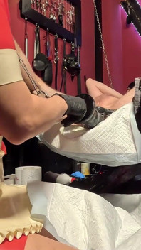 Adelina Noir fisting et jouant Rafaello dans le sling