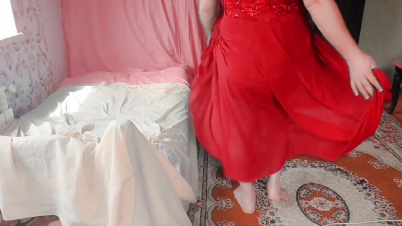 Kitty_Cross: 반짝이는 공주 스타일의 드레스를 입은 사랑스러운 Sissy Wirling