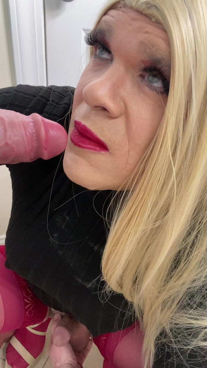 MadisonCD2025: Сіссі трансгендерна сексуальна фембойка повія смокче член і розмовляє з мачухою про те, як вона покаже йому, як робити мінет