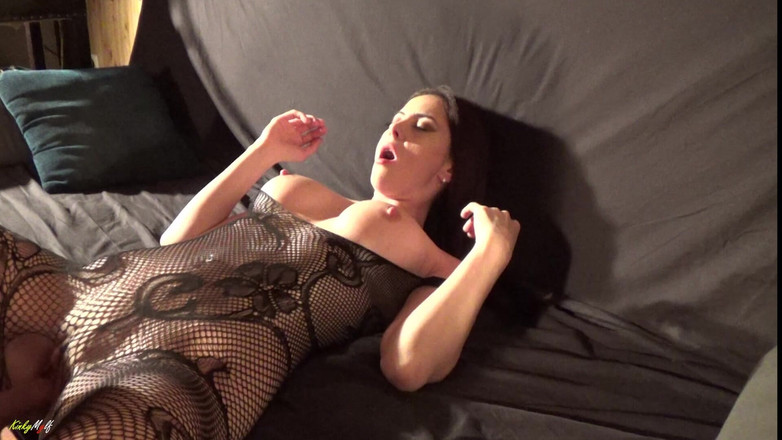 Wet Kelly: Hete brunette met grote tieten neukt graag een maagdelijke kerel
