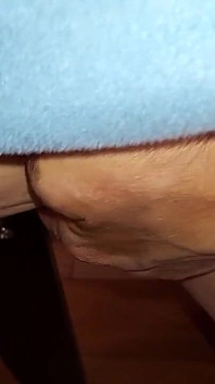 Tôi bắt gặp mẹ kế của tôi đang quay một video khiêu dâm dưới bàn
