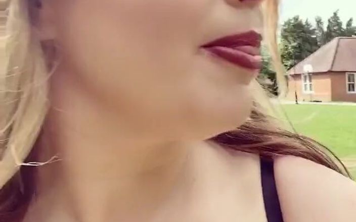 Alicia Rhodes: Mmm'de büyük binişimde çimleri biçtikten sonra zonklayan kedicikimin orta yaşlı seksi...