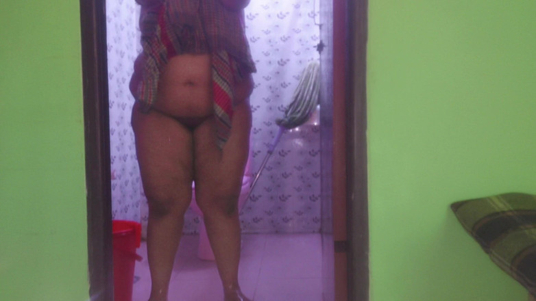 Your Boy's Cum: 当我的继母在没有锁门的卫生间里淋浴时,我看到她的大屁股和巨大的奶子裸体,然后在淋浴后操她