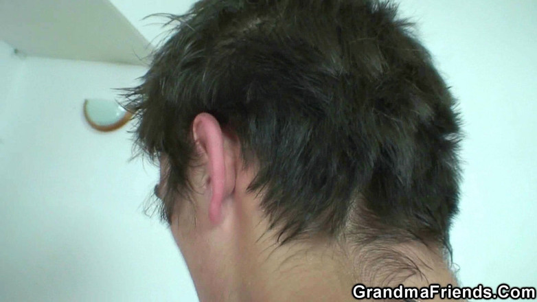 Grandma Friends: 清洁女工被弄脏了