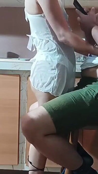 Üvey oğlumu beni sikmesi için kışkırtıyorum ve sütümü ondan çıkarıyorum. Kendimi tutamıyorum.