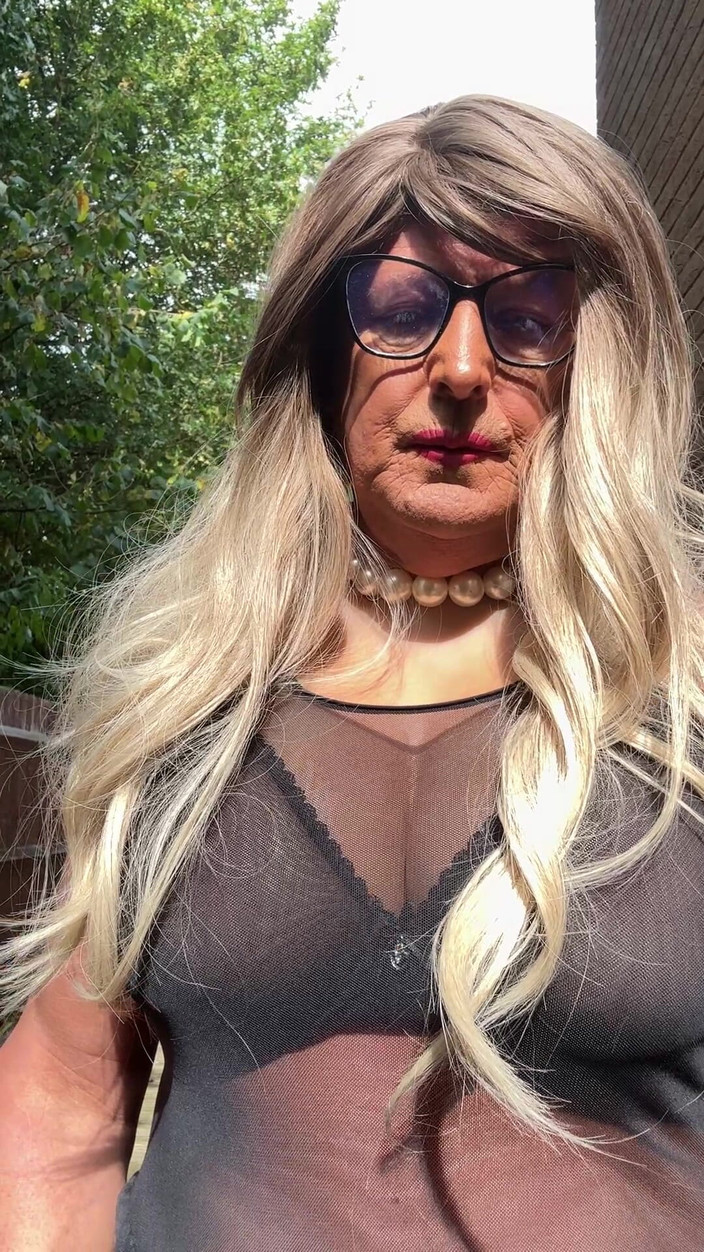 Kellycd2022: Crossdresser seksi Kellycd2022 dalam pantyhose lancar hitam dan tumit