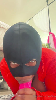 La formosa ebano in maschera si masturba con un enorme dildo